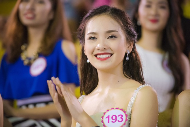 Thí sinh Hoa hậu Việt Nam được hải cẩu hôn má - ảnh 8
