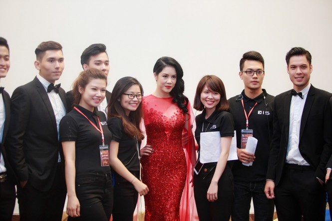 Thu Phương diện váy đỏ rực, tình tứ bên Bằng Kiều - ảnh 10