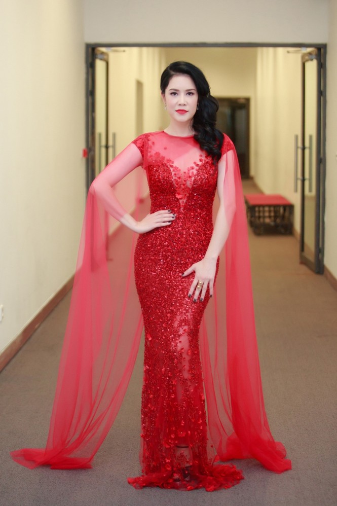 Thu Phương diện váy đỏ rực, tình tứ bên Bằng Kiều - ảnh 2