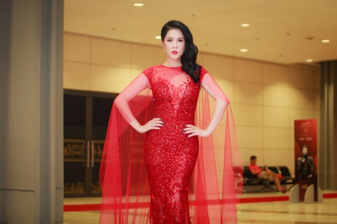 Thu Phương diện váy đỏ rực, tình tứ bên Bằng Kiều - ảnh 3
