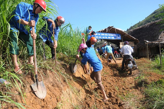 Tặng pin mặt trời, sửa đường giúp thầy giáo “cắm bản” - ảnh 5