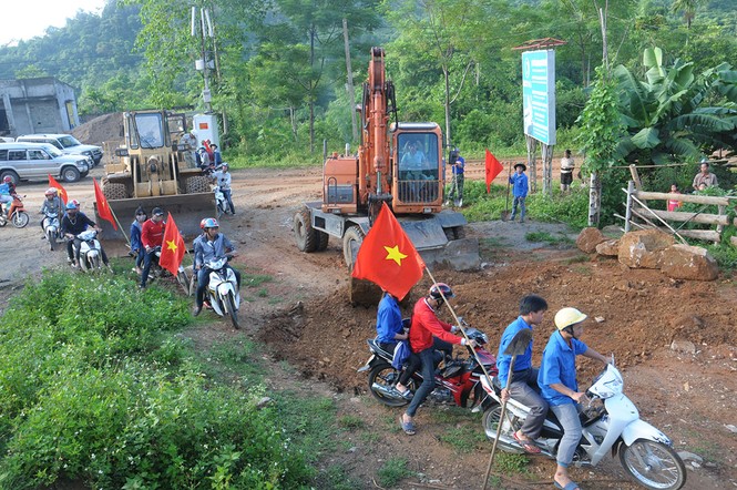 Tặng pin mặt trời, sửa đường giúp thầy giáo “cắm bản” - ảnh 2