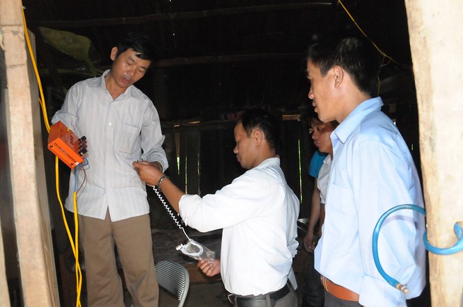 Tặng pin mặt trời, sửa đường giúp thầy giáo “cắm bản” - ảnh 7