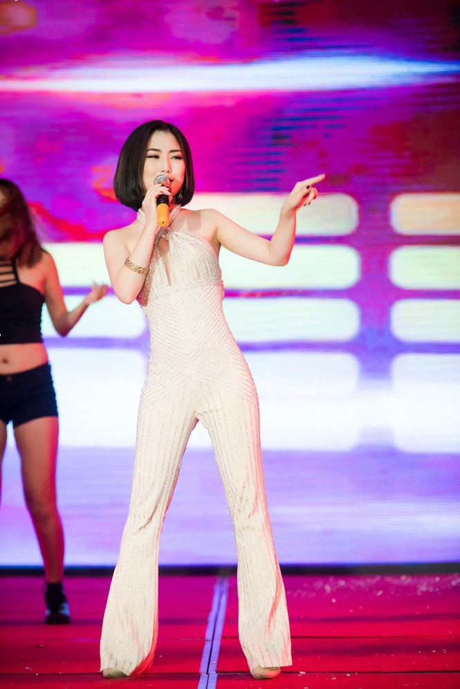 Hương Tràm mặc jumpsuit hở lưng trần khoe hình xăm - ảnh 8
