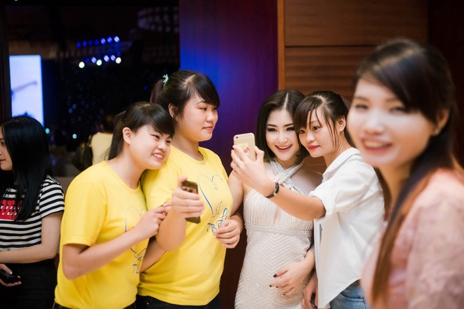 Hương Tràm mặc jumpsuit hở lưng trần khoe hình xăm - ảnh 9