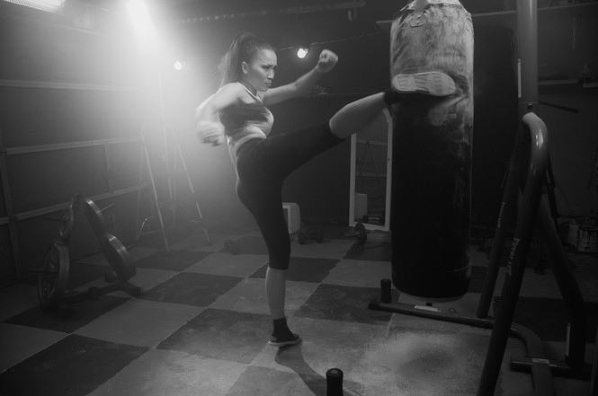 Hồng Ngọc mặc gợi cảm, trổ tài boxing trong MV mới - ảnh 4