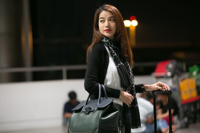 Trương Ngọc Ánh diện phụ kiện trăm triệu ra sân bay - ảnh 3