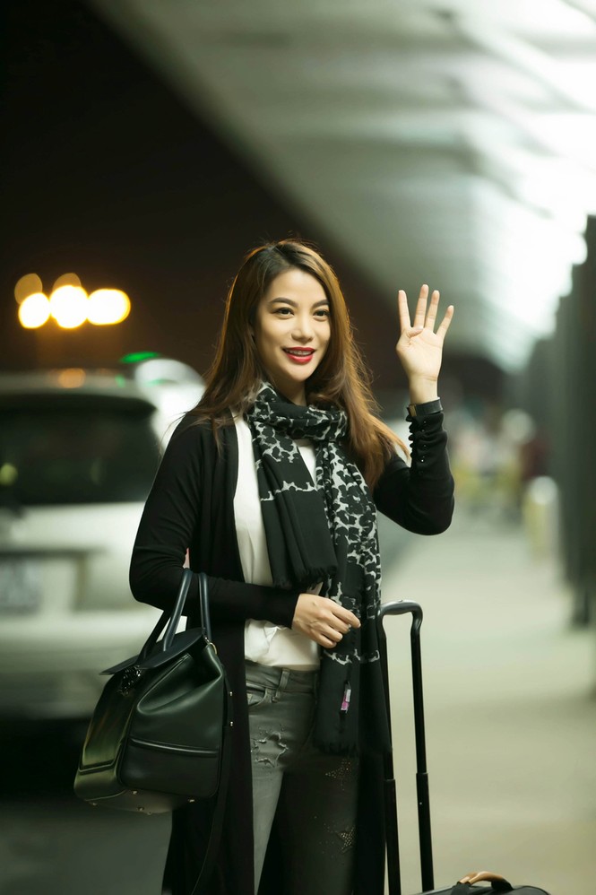 Trương Ngọc Ánh diện phụ kiện trăm triệu ra sân bay - ảnh 2