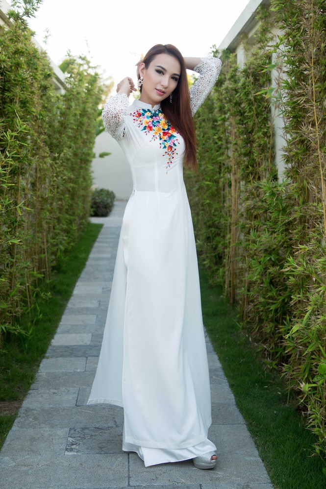 Ngọc Diễm vai trần quyến rũ bên MC Anh Tuấn - ảnh 2