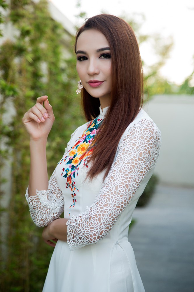 Ngọc Diễm vai trần quyến rũ bên MC Anh Tuấn - ảnh 1