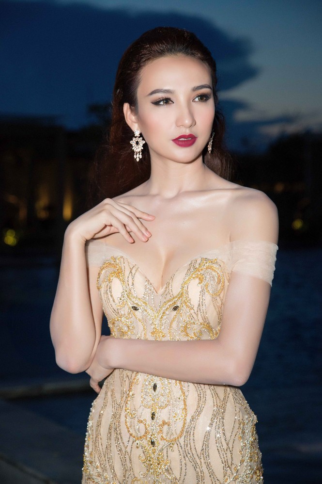 Ngọc Diễm vai trần quyến rũ bên MC Anh Tuấn - ảnh 7