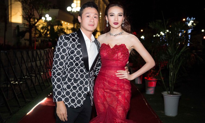 Ngọc Diễm vai trần quyến rũ bên MC Anh Tuấn - ảnh 4
