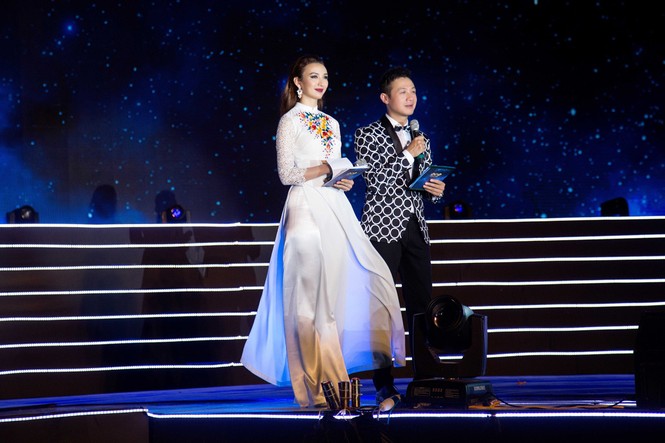 Ngọc Diễm vai trần quyến rũ bên MC Anh Tuấn - ảnh 3
