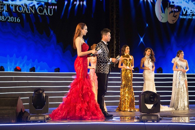 Ngọc Diễm vai trần quyến rũ bên MC Anh Tuấn - ảnh 6