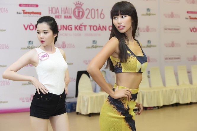 thí sinh hoa hậu luyện catwalk - ảnh 1