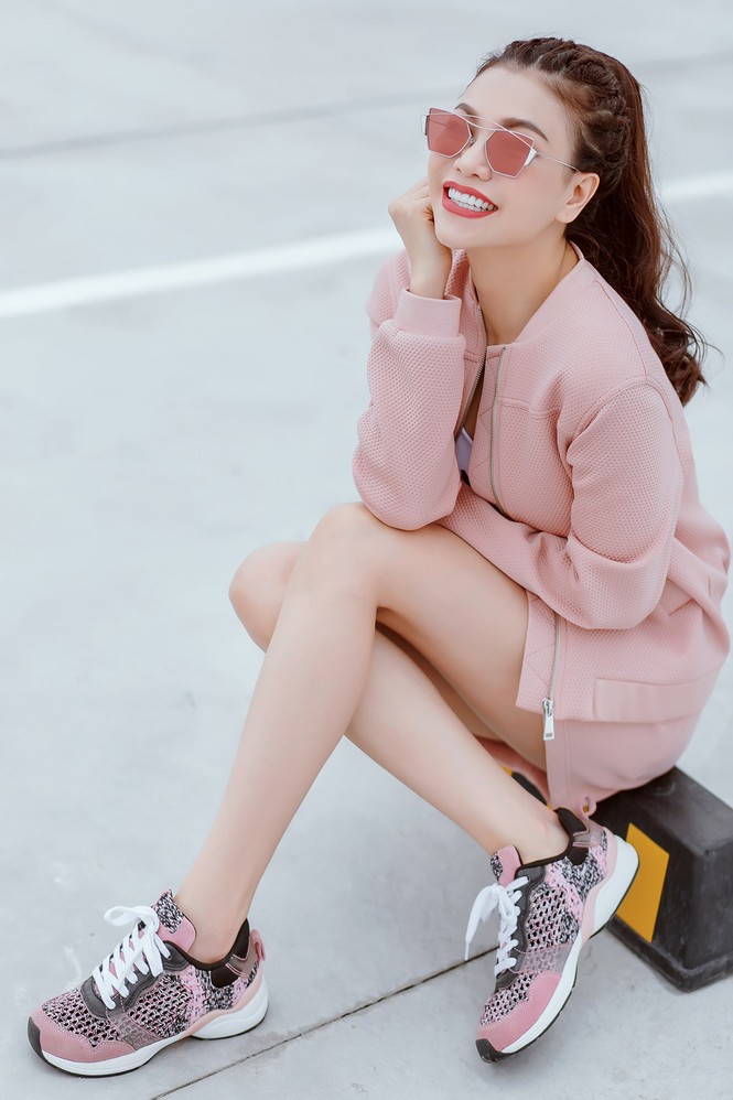 Trà Ngọc Hằng phối đồ thể thao với váy áo quyến rũ - ảnh 3
