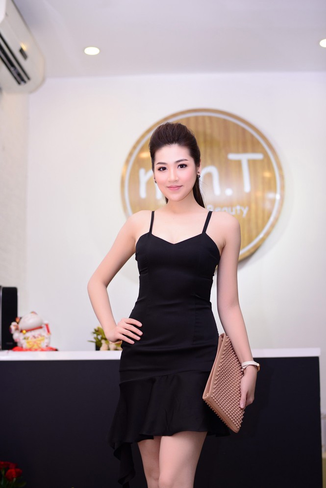 Á hậu Tú Anh khoe chân dài với váy lạ mắt - ảnh 5