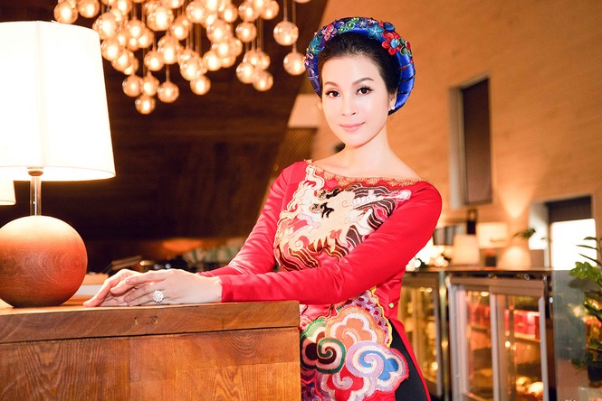 MC Thanh Mai mặc áo dài 'selfie' cùng Tổng thống Pháp - ảnh 6