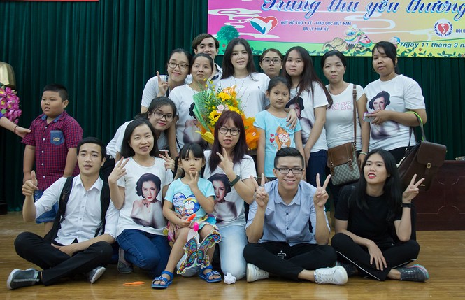 Lý Nhã Kỳ làm đầu bếp, nấu ăn cho 300 trẻ mồ côi - ảnh 1