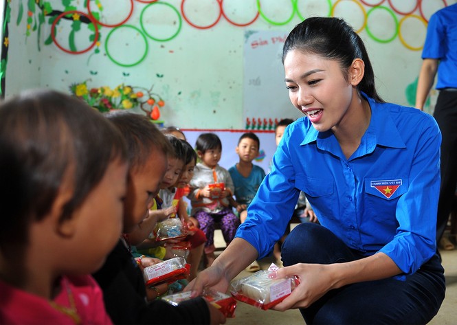 Á hậu Thanh Tú mặc áo tình nguyện mang trung thu sớm lên vùng cao - ảnh 4