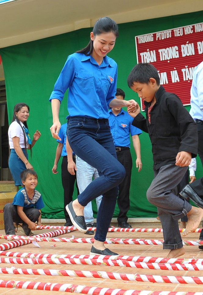 Á hậu Thanh Tú mặc áo tình nguyện mang trung thu sớm lên vùng cao - ảnh 6