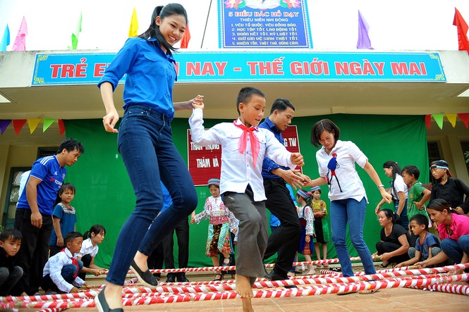 Á hậu Thanh Tú mặc áo tình nguyện mang trung thu sớm lên vùng cao - ảnh 8