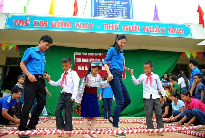 Á hậu Thanh Tú mặc áo tình nguyện mang trung thu sớm lên vùng cao - ảnh 7