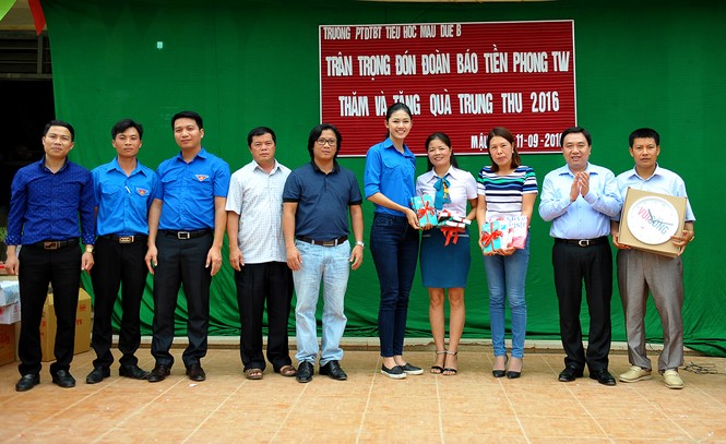 Á hậu Thanh Tú mặc áo tình nguyện mang trung thu sớm lên vùng cao - ảnh 2