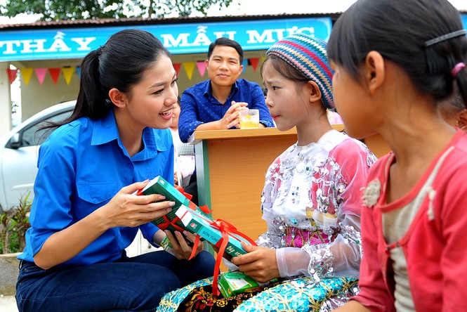 Á hậu Thanh Tú mặc áo tình nguyện mang trung thu sớm lên vùng cao - ảnh 3