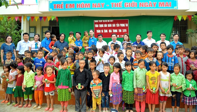 Á hậu Thanh Tú mặc áo tình nguyện mang trung thu sớm lên vùng cao - ảnh 9