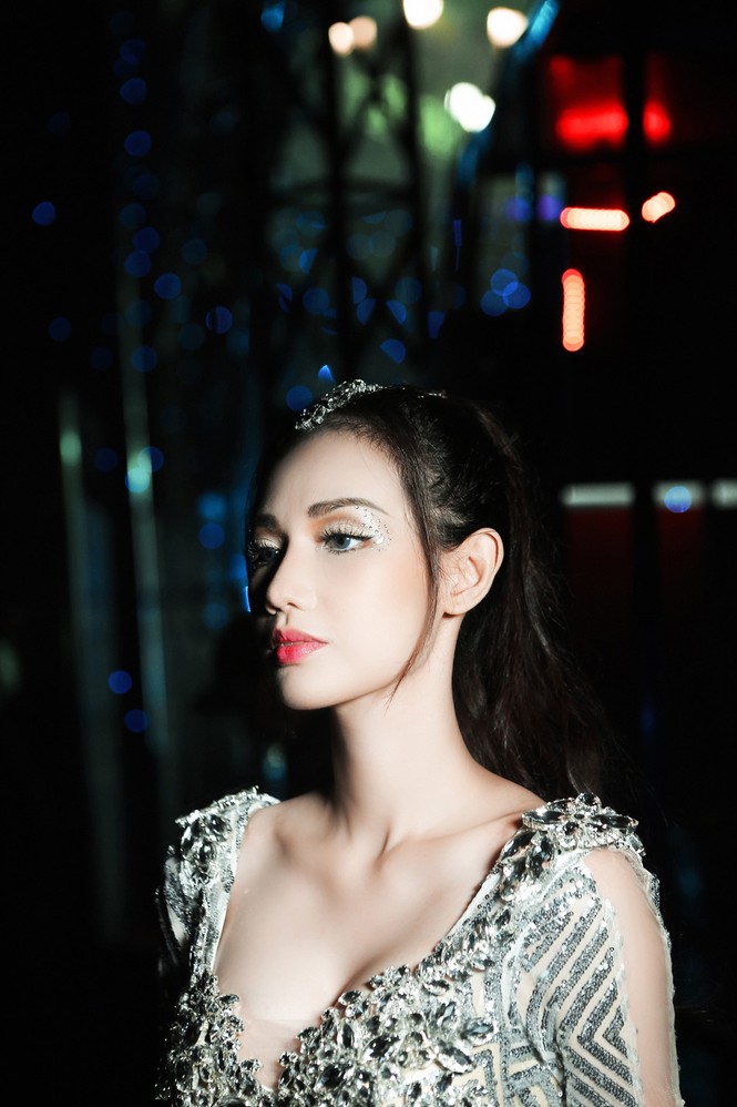 'Gái một con' Quỳnh Chi ấn tượng với váy cắt xẻ táo bạo - ảnh 6