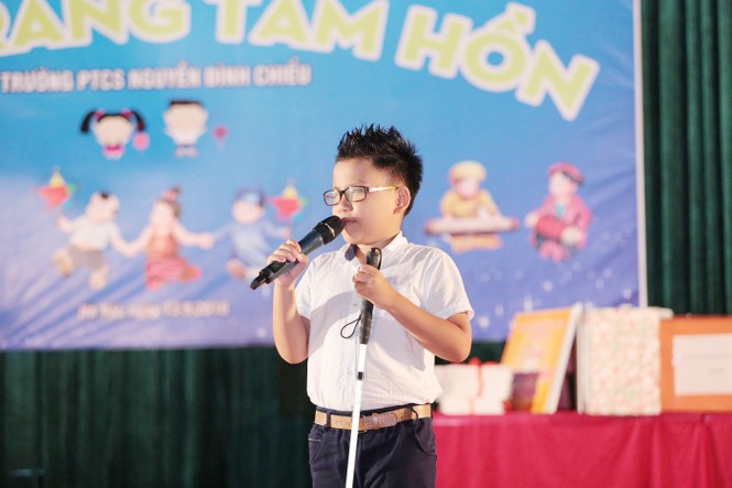 Hoa hậu dân tộc Ngọc Anh vui trung thu với trẻ em khiếm thị - ảnh 9
