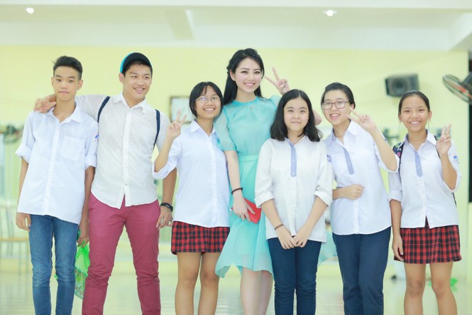 Hoa hậu dân tộc Ngọc Anh vui trung thu với trẻ em khiếm thị - ảnh 6