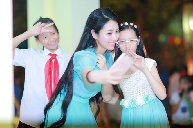 Hoa hậu dân tộc Ngọc Anh vui trung thu với trẻ em khiếm thị - ảnh 4