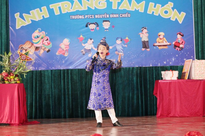 Hoa hậu dân tộc Ngọc Anh vui trung thu với trẻ em khiếm thị - ảnh 8