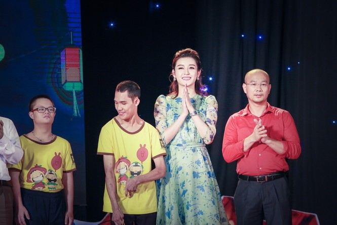 Á hậu Huyền My bị 'bao vây' xin chữ ký tại đêm hội Trung thu - ảnh 4