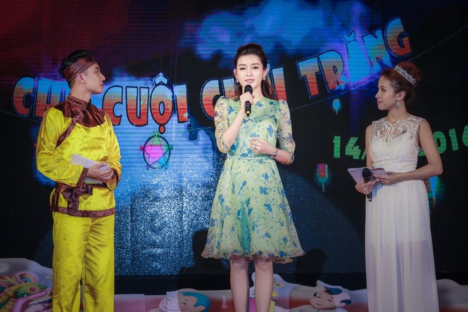 Á hậu Huyền My bị 'bao vây' xin chữ ký tại đêm hội Trung thu - ảnh 5