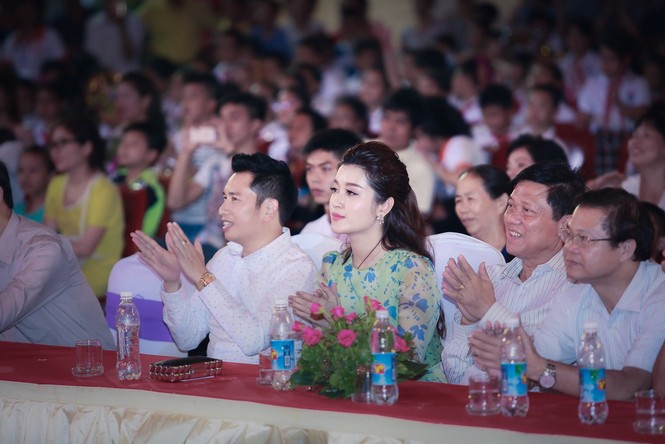 Á hậu Huyền My bị 'bao vây' xin chữ ký tại đêm hội Trung thu - ảnh 3