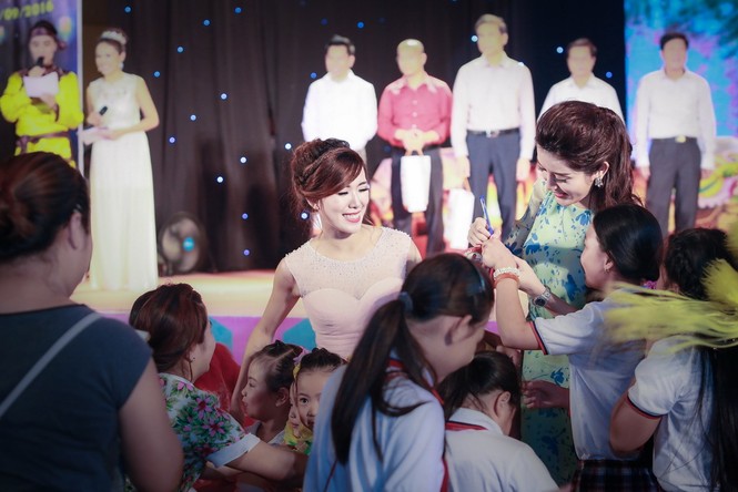 Á hậu Huyền My bị 'bao vây' xin chữ ký tại đêm hội Trung thu - ảnh 6