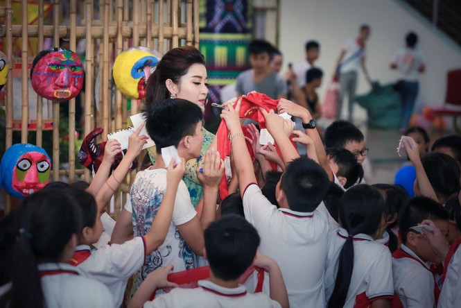 Á hậu Huyền My bị 'bao vây' xin chữ ký tại đêm hội Trung thu - ảnh 7