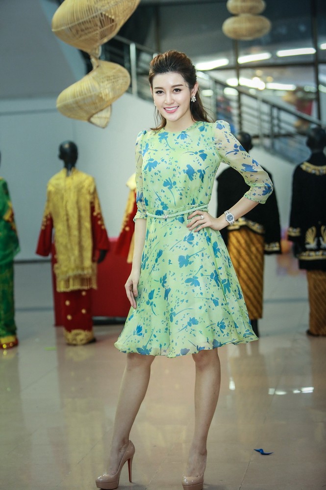 Á hậu Huyền My bị 'bao vây' xin chữ ký tại đêm hội Trung thu - ảnh 1