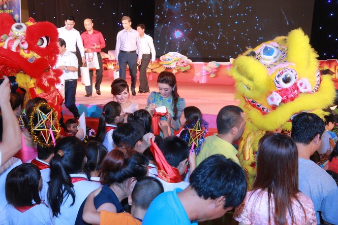 Á hậu Huyền My bị 'bao vây' xin chữ ký tại đêm hội Trung thu - ảnh 10