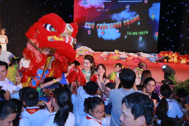 Á hậu Huyền My bị 'bao vây' xin chữ ký tại đêm hội Trung thu - ảnh 9