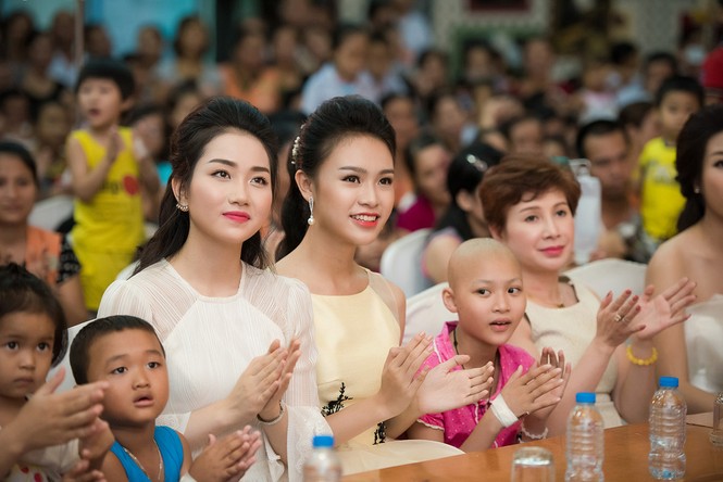 Dàn người đẹp Hoa hậu Việt Nam vui tết Trung thu với bệnh nhi - ảnh 2