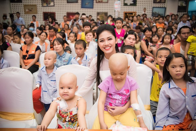 Dàn người đẹp Hoa hậu Việt Nam vui tết Trung thu với bệnh nhi - ảnh 3