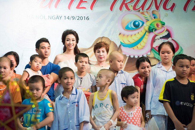 Dàn người đẹp Hoa hậu Việt Nam vui tết Trung thu với bệnh nhi - ảnh 10