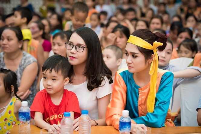 Dàn người đẹp Hoa hậu Việt Nam vui tết Trung thu với bệnh nhi - ảnh 8