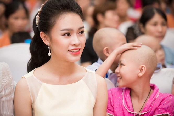 Dàn người đẹp Hoa hậu Việt Nam vui tết Trung thu với bệnh nhi - ảnh 4