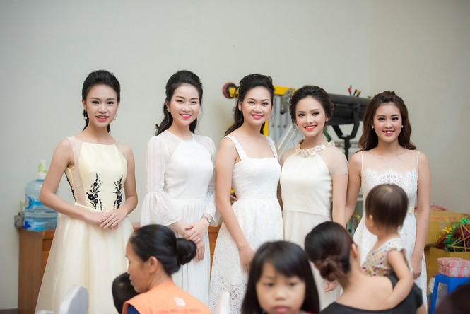 Dàn người đẹp Hoa hậu Việt Nam vui tết Trung thu với bệnh nhi - ảnh 1