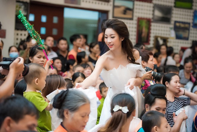 Dàn người đẹp Hoa hậu Việt Nam vui tết Trung thu với bệnh nhi - ảnh 9